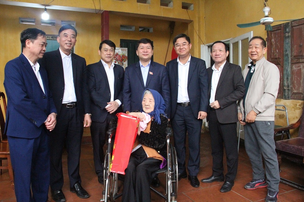 Đồng chí Tạ Văn Hạ, Phó Chủ nhiệm Ủy ban Văn hóa - Giáo dục của Quốc hội tặng quà cho người...