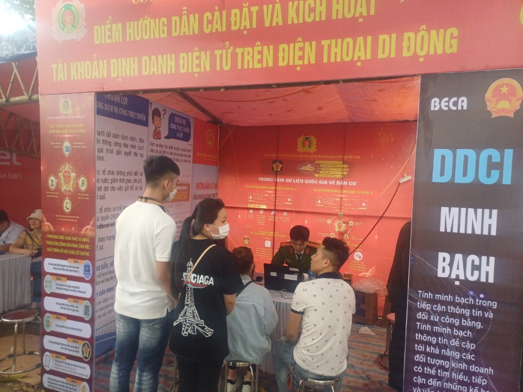 Tạo tài khoản VNEID mức độ 1, 2 và xây dựng xã hội số trong Lễ hội truyền thống chùa Bổ Đà.