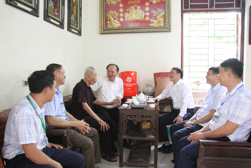 Chủ tịch Ủy ban MTTQ tỉnh Trần Công Thắng thăm, tặng quà chiến sĩ Điện Biên ở thị xã Việt Yên