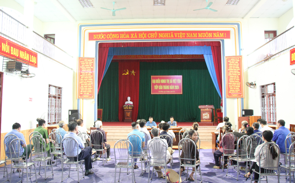 Phó Chủ tịch HĐND thị xã Nguyễn Quý Dương tiếp dân tháng 4 tại xã Minh Đức