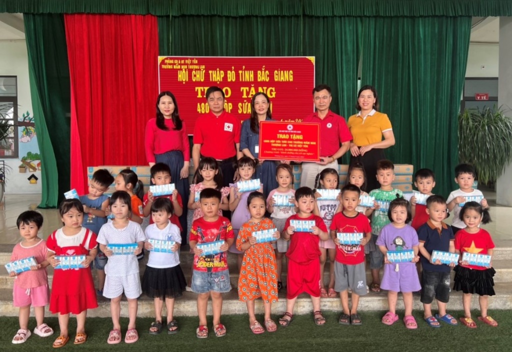 Trao tặng 4.800 hộp sữa cho các cháu Trường Mầm non Thượng Lan