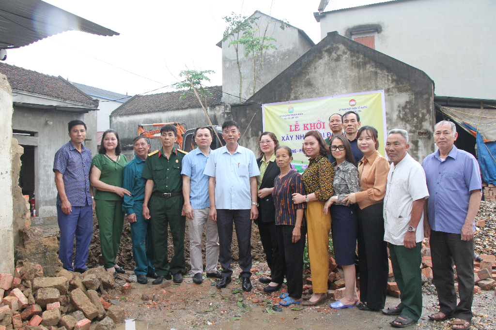 Ủy ban MTTQ Việt Nam thị xã Việt Yên khởi công xây nhà tình nghĩa tặng cho hộ nghèo
