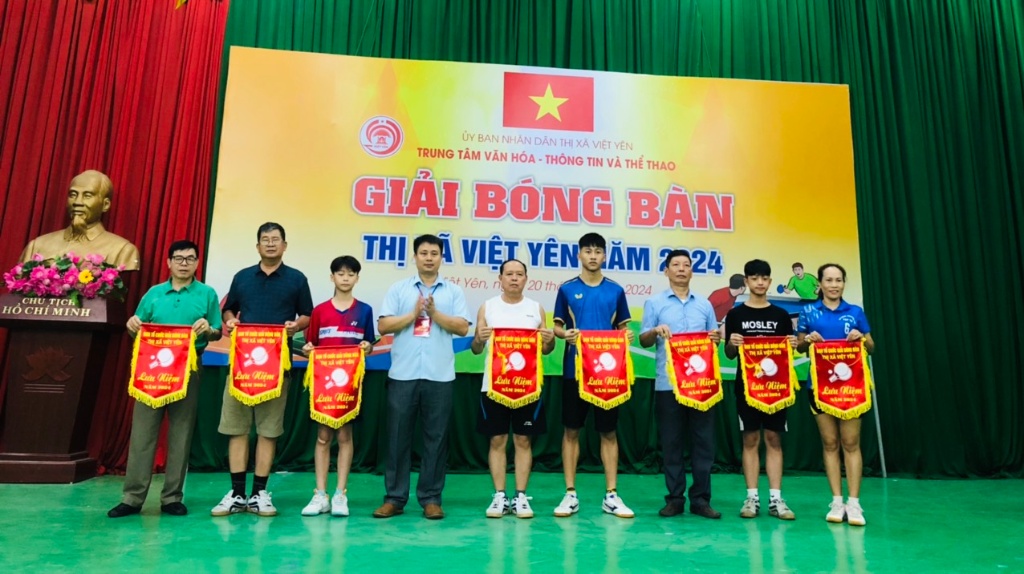 Gần 100 VĐV tham gia giải bóng bàn thị xã Việt Yên năm 2024