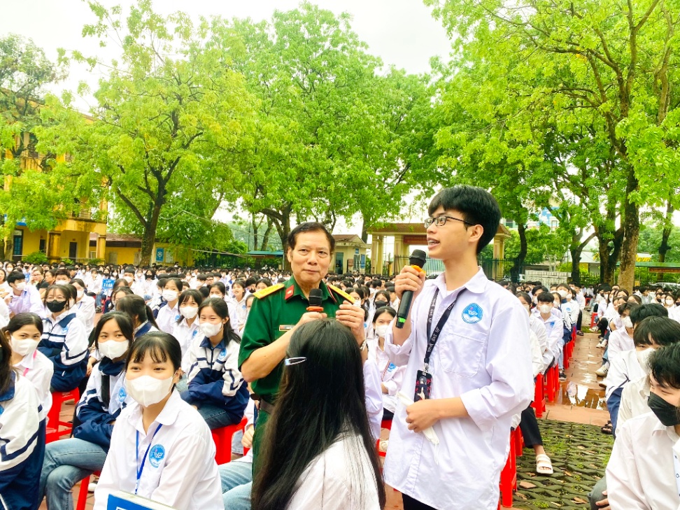 Trường THPT Việt Yên số 2 tổ chức chương trình Giáo dục truyền thống cho học sinh