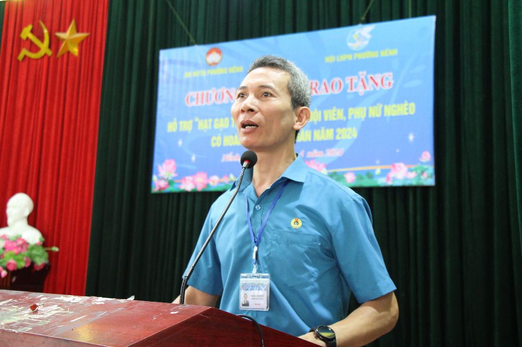 Hội LHPN phường Nếnh phối hợp với Ủy ban MTTQ phường tổ chức chương trình trao tặng  “Hạt gạo...