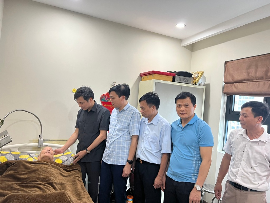 Các đồng chí lãnh đạo Đảng ủy – HĐND – UBND - UBMTTQ phường Bích Động đến thăm hỏi, động viên và...