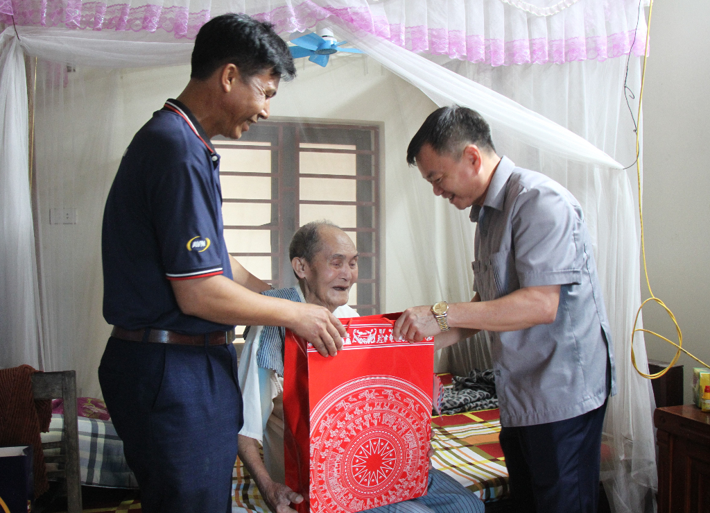 Lãnh đạo thị xã Việt Yên thăm, tặng quà các chiến sỹ Điện Biên