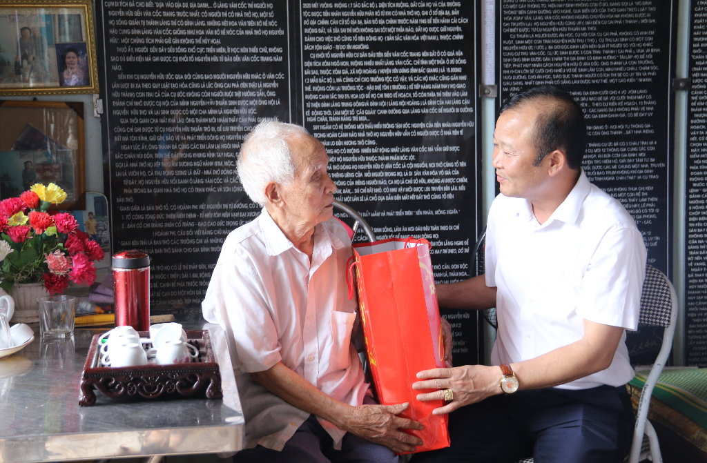 Đồng chí Nguyễn Đại Lượng thăm, tặng quà các cựu chiến binh trực tiếp tham gia chiến dịch Điện...