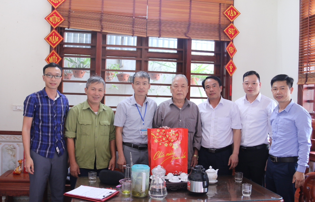 Đồng chí Thân Văn Thuần thăm, tặng quà các chiến sỹ Điện Biên tại phường Hồng Thái
