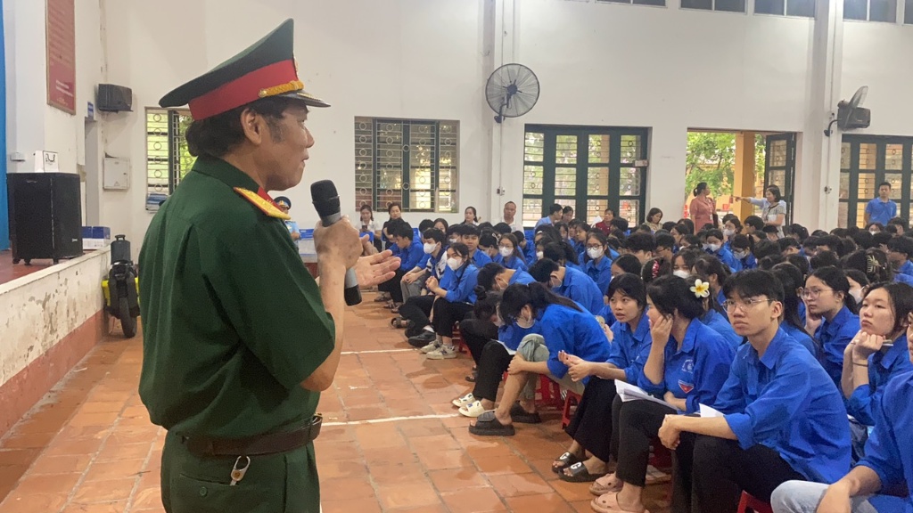 Nói chuyện truyền thống tại trường THPT Việt Yên số 1