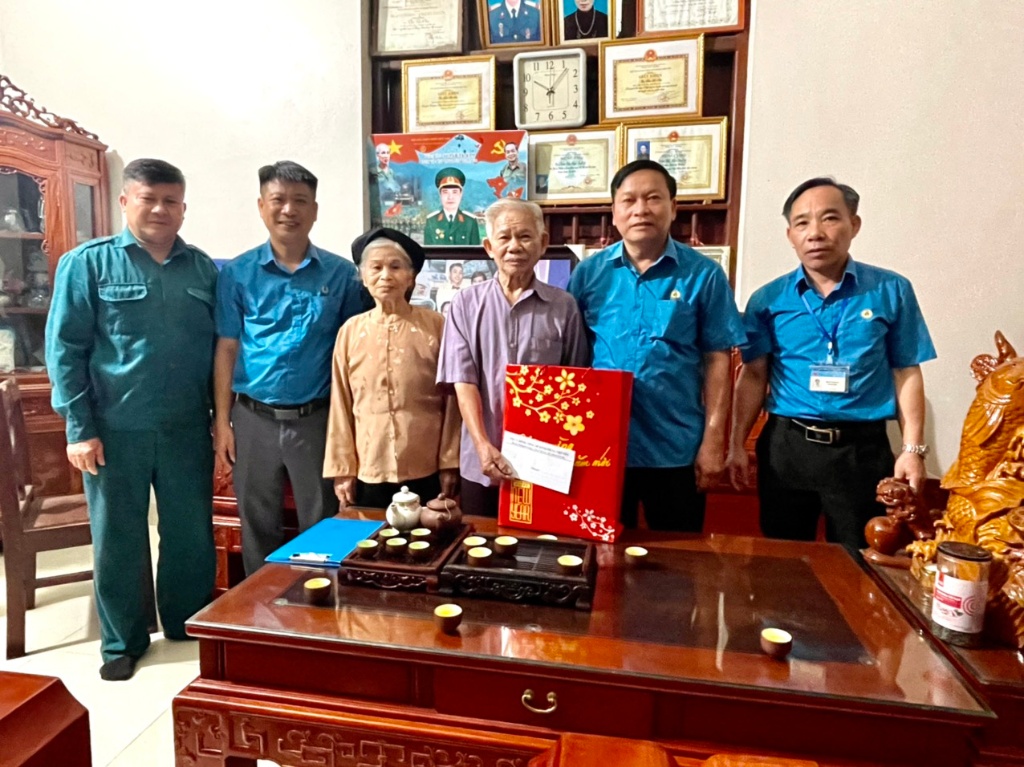 Đảng ủy-HĐND-UBND-UBMTTQ phường Quảng Minh thăm, tặng quà cho các chiến sỹ tham gia chiến dịch...