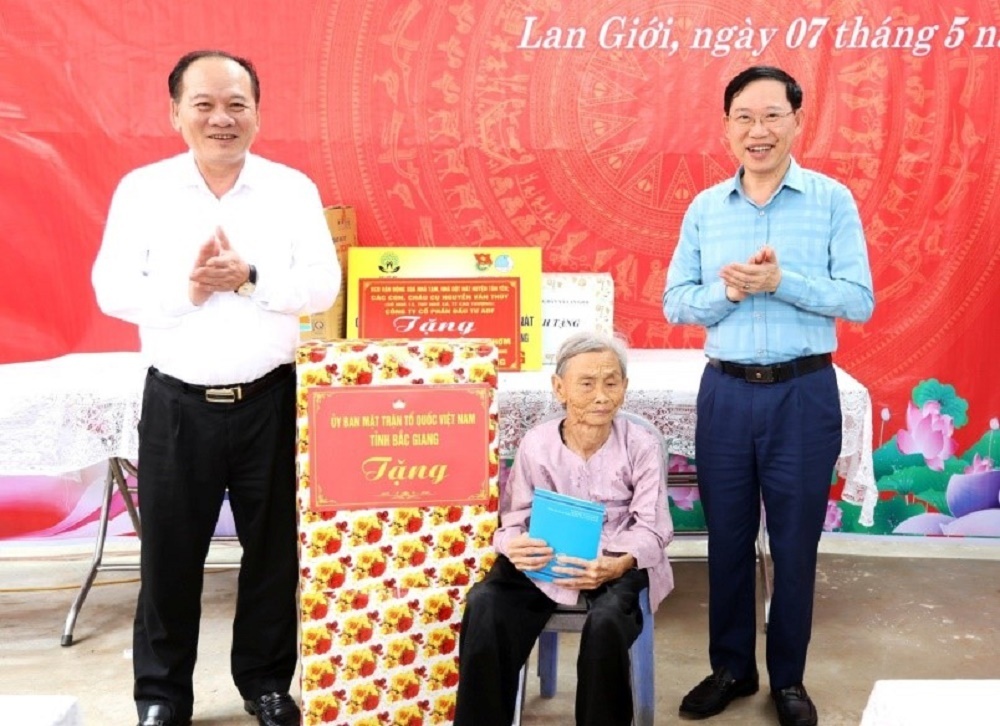 Chủ tịch UBND tỉnh Lê Ánh Dương dự trao nhà “đại đoàn kết” cho hộ nghèo tại...|https://vietyen.bacgiang.gov.vn/web/uy-ban-mat-tran-to-quoc-tinh-bac-giang/chi-tiet-tin-tuc/-/asset_publisher/M0UUAFstbTMq/content/chu-tich-ubnd-tinh-le-anh-duong-du-trao-nha-ai-oan-ket-cho-ho-ngheo-tai-xa-lan-gioi
