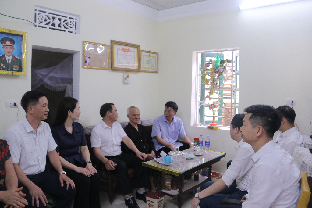 Bàn giao kinh phí hỗ trợ sửa chữa nhà ở cho ông Thân Văn Lập ở TDP Như Thiết, phường Hồng Thái|https://vietyen.bacgiang.gov.vn/chi-tiet-tin-tuc/-/asset_publisher/VeCP91o7rg3d/content/ban-giao-kinh-phi-ho-tro-sua-chua-nha-o-cho-ong-than-van-lap-o-tdp-nhu-thiet-phuong-hong-thai