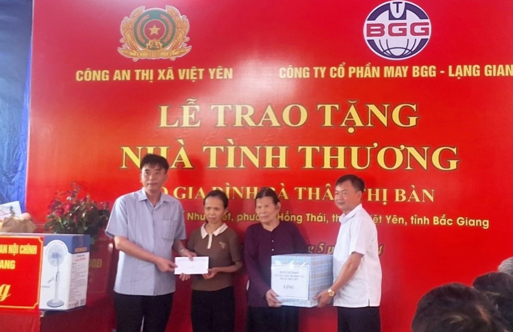 Trao tặng “Nhà tình thương" cho gia đình bà Thân Thị Bàn, sinh năm 1942 ở tổ dân phố Như Thiết,...|https://vietyen.bacgiang.gov.vn/chi-tiet-tin-tuc/-/asset_publisher/VeCP91o7rg3d/content/trao-tang-nha-tinh-thuong-cho-gia-inh-ba-than-thi-ban-sinh-nam-1942-o-to-dan-pho-nhu-thiet-phuong-hong-thai