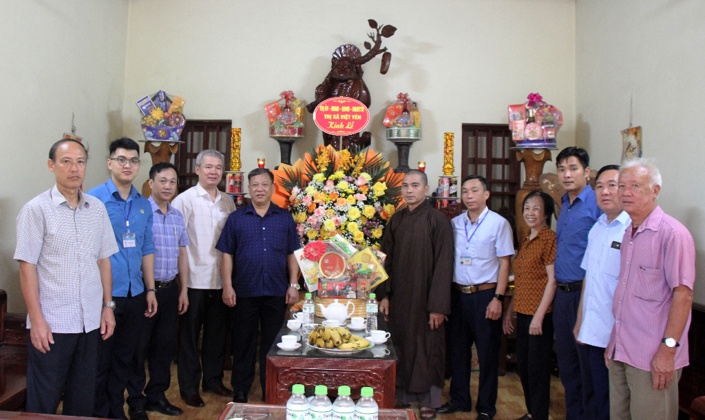 Trưởng ban Dân vận Thị ủy Tạ Văn Hùng thăm và chúc mừng nhân Đại Lễ Phật đản|https://vietyen.bacgiang.gov.vn/chi-tiet-tin-tuc/-/asset_publisher/VeCP91o7rg3d/content/truong-ban-dan-van-thi-uy-ta-van-hung-tham-va-chuc-mung-nhan-ai-le-phat-an