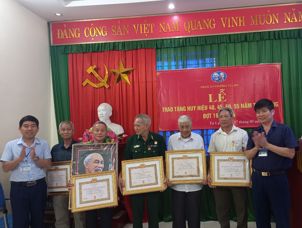 Đảng ủy phường Tự Lạn tổ chức trao tặng huy hiệu Đảng đợt 19/5|https://vietyen.bacgiang.gov.vn/chi-tiet-tin-tuc/-/asset_publisher/VeCP91o7rg3d/content/-ang-uy-phuong-tu-lan-to-chuc-trao-tang-huy-hieu-ang-ot-19-5