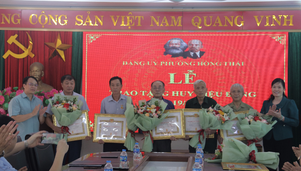 Đồng chí Bí thư Thị ủy dự Lễ Trao Huy hiệu Đảng tại phường Hồng Thái