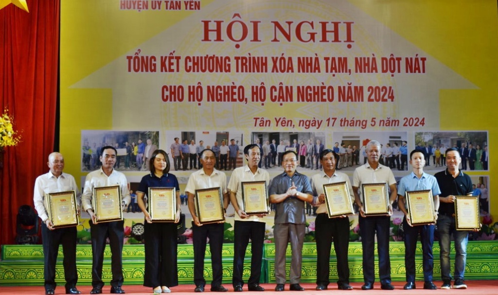 Tân Yên: Huyện đầu tiên của tỉnh hoàn thành chương trình xóa nhà...|https://vietyen.bacgiang.gov.vn/web/huyen-tan-yen/chi-tiet-tin-tuc/-/asset_publisher/Enp27vgshTez/content/tan-yen-huyen-au-tien-cua-tinh-hoan-thanh-chuong-trinh-xoa-nha-tam-nha-dot-nat