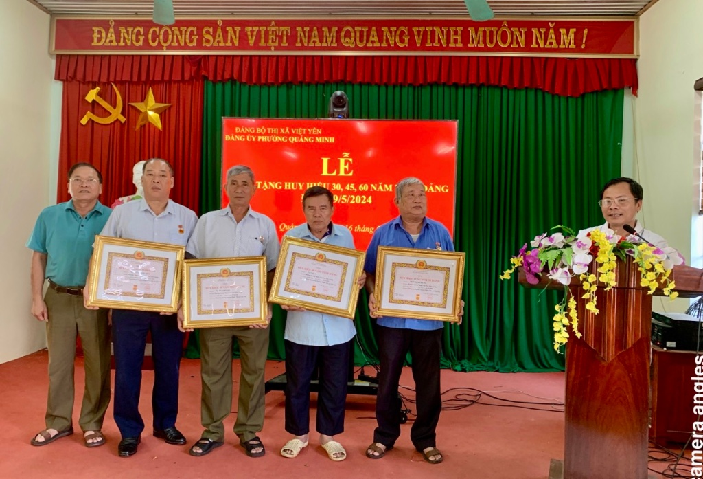 Quảng Minh trao huy hiệu Đảng đợt 19/5|https://vietyen.bacgiang.gov.vn/chi-tiet-tin-tuc/-/asset_publisher/VeCP91o7rg3d/content/quang-minh-trao-huy-hieu-ang-ot-19-5