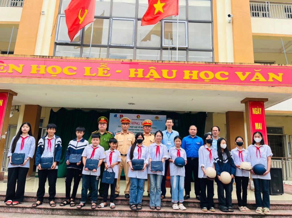 Công An phường Quảng Minh tuyên truyền an toàn giao thông và phòng chống ma túy học đường cho học...