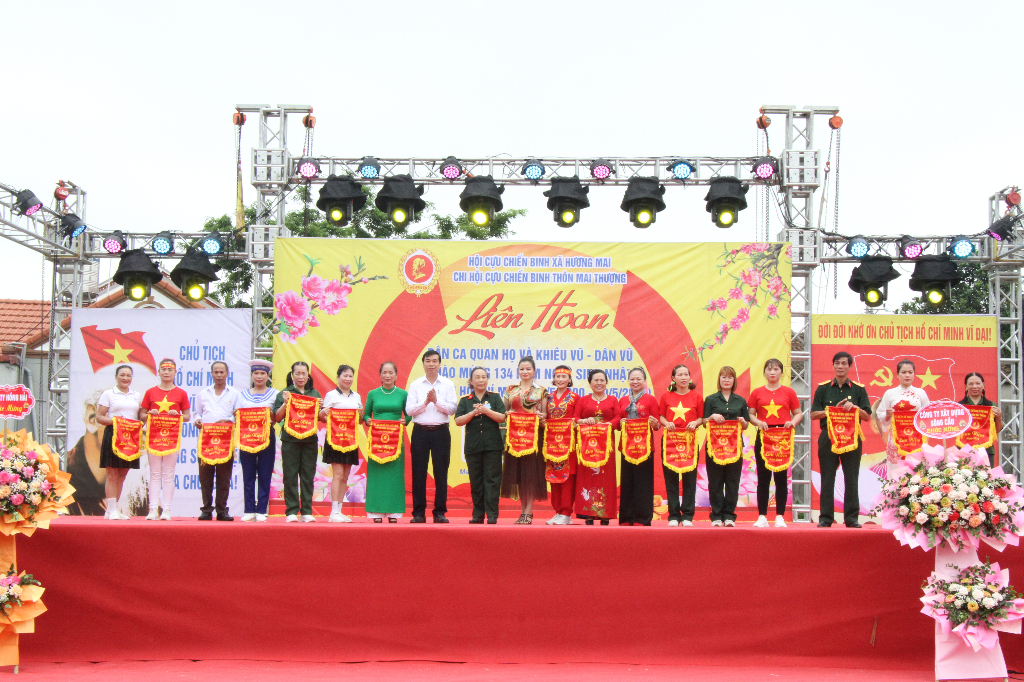 Chi hội Cựu chiến binh thôn Mai Thượng, xã Hương Mai tổ chức Liên hoan Dân ca Quan họ và khiêu...