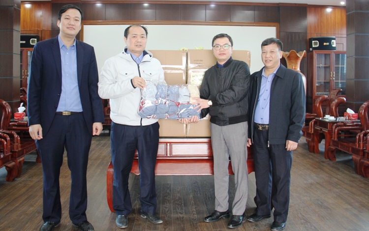 Công ty Cổ phần Tổng Công ty May Bắc Giang Bgg tặng 4.000 khẩu trang cho huyện Việt Yên
