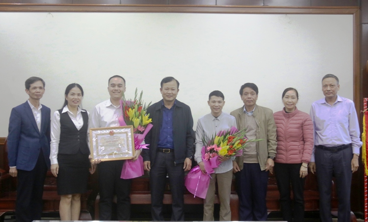 Việt Yên khen thưởng cho hai cán bộ hiến máu cứu người bệnh