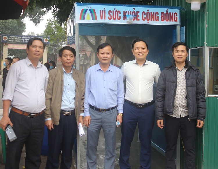 Trao thiết bị khử khuẩn cho Trung tâm Y tế huyện Việt Yên