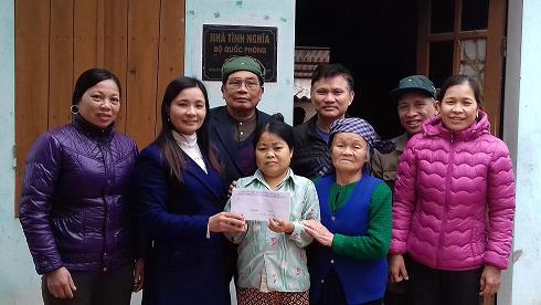 Hội phụ nữ huyện tặng quà tết cho hội viên nghèo