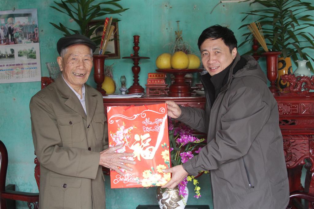 Đồng chí Nguyễn Văn Hạnh- Phó Bí thư huyện ủy- Chủ tịch UBND huyện thăm và tặng quà đối tượng...