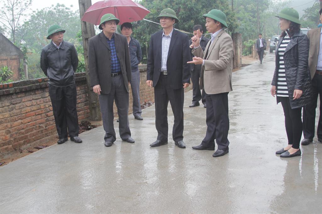 Đồng chí Nguyễn Văn Linh, Phó Chủ tịch thường trực UBND tỉnh kiểm tra tiến độ sản xuất vụ xuân và...