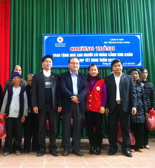 Hội Chữ thập đỏ huyện Việt Yên Tặng 200 suất quà cho hộ nghèo hai xã Hương Mai, Trung Sơn