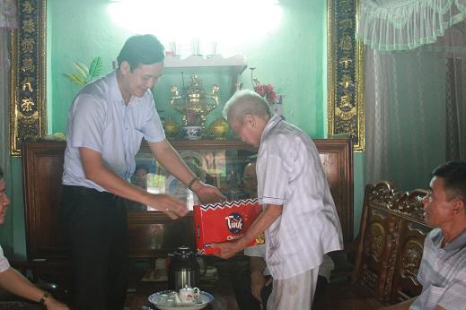 Đ/c Lê Ô Pích- Phó Bí thư Huyện ủy, Chủ tịch UBD huyện thăm tặng quà người cao tuổi TT Bích Động