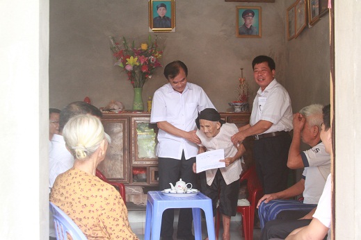 Đ/c Nguyễn Văn Kiệm – Phó Bí thư Thường trực Huyện ủy thăm và tặng quà người cao tuổi xã Quang Châu