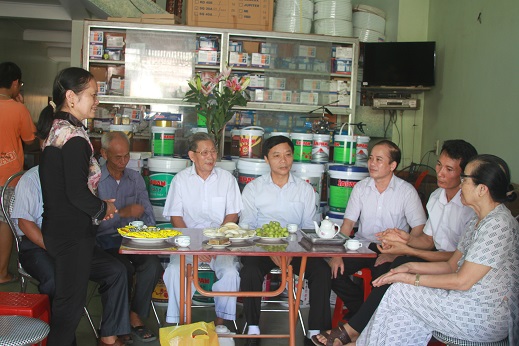 Đ/c Nguyễn Đức Hiền – UV BTV huyện ủy - Phó chủ tịch UBND huyện thăm, tặng quà người cao tuổi