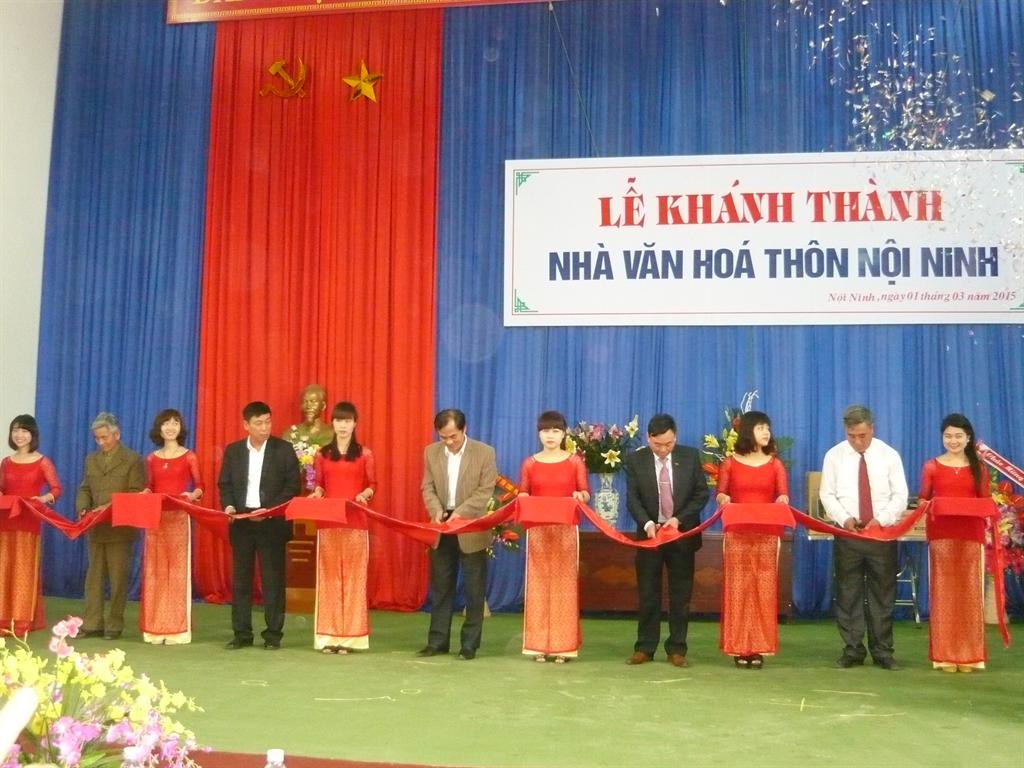 Đồng chí Phó Chủ tịch Thường trực UBND huyện cắt băng khánh thành Nhà văn hóa thôn Nội Ninh
