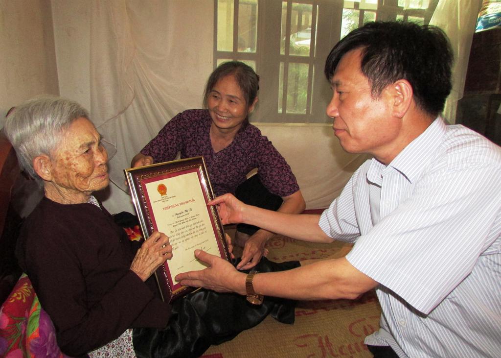 Việt Yên: 3 cụ 100 tuổi được lãnh đạo huyện trao Thiếp mừng thọ 