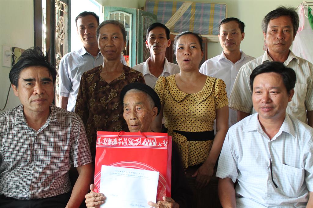 Việt Yên: Các đồng chí lãnh đạo huyện đến thăm, tặng quà các mẹ liệt sĩ tiêu biểu