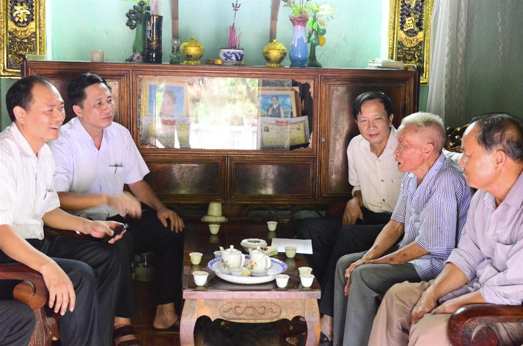 Việt Yên: Đ/c Nguyễn Văn Hạnh- P. Bí thư huyện ủy, Chủ tịch UBND huyện đã đến thăm tặng quà người...