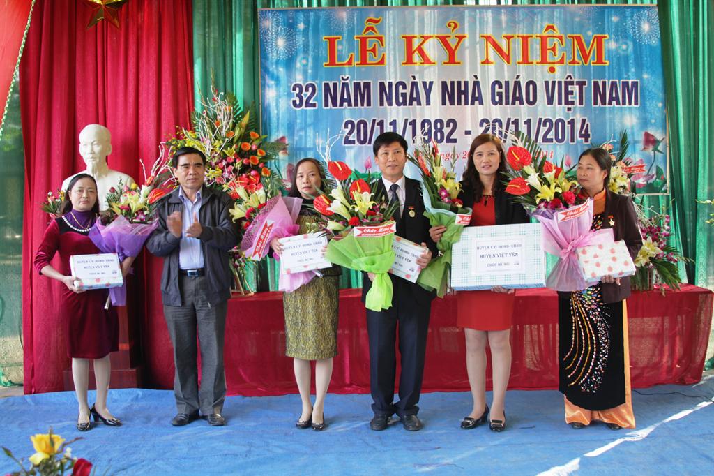Việt Yên: Đồng chí Bí thư Huyện ủy dự Lễ kỷ niệm ngày Nhà giáo Việt Nam tại xã Quảng Minh
