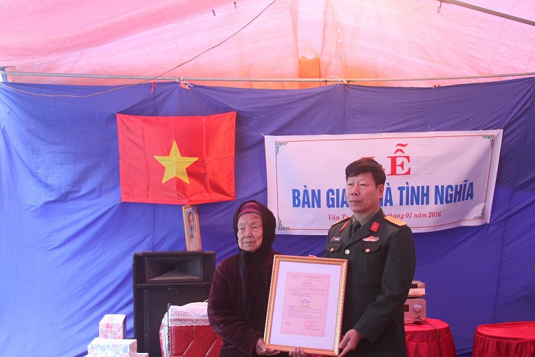 Vân Trung - Tổ chức trao nhà tình nghĩa cho mẹ Việt Nam anh hùng