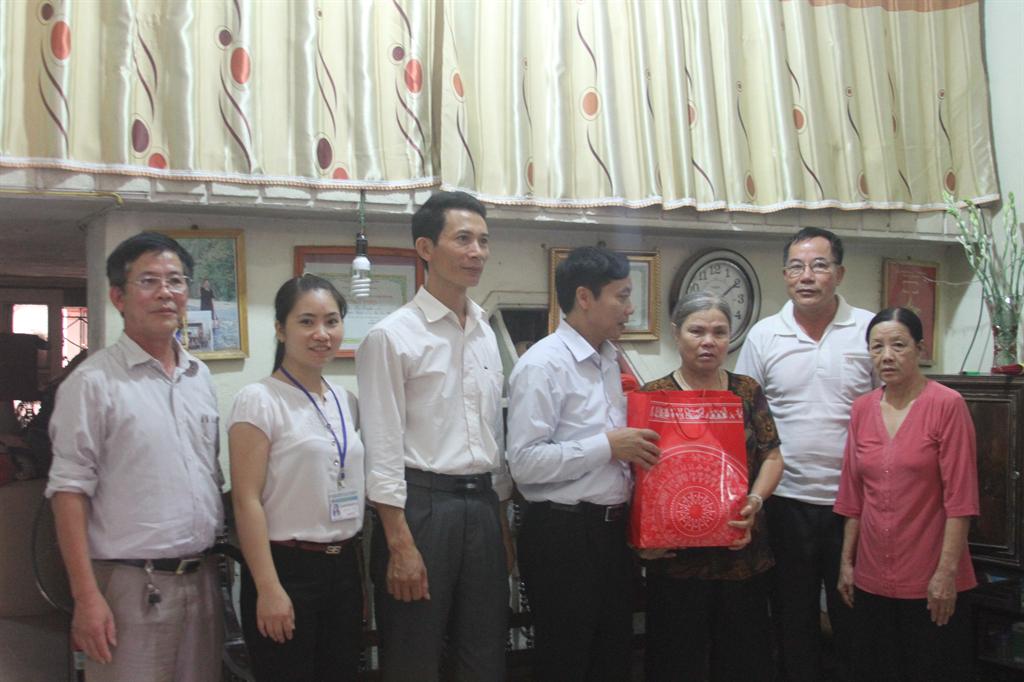 Đồng chí Nguyễn Đức Hiền – Phó chủ tịch thường trực UBND huyện thăm và tặng quà gia đình liệt sỹ...