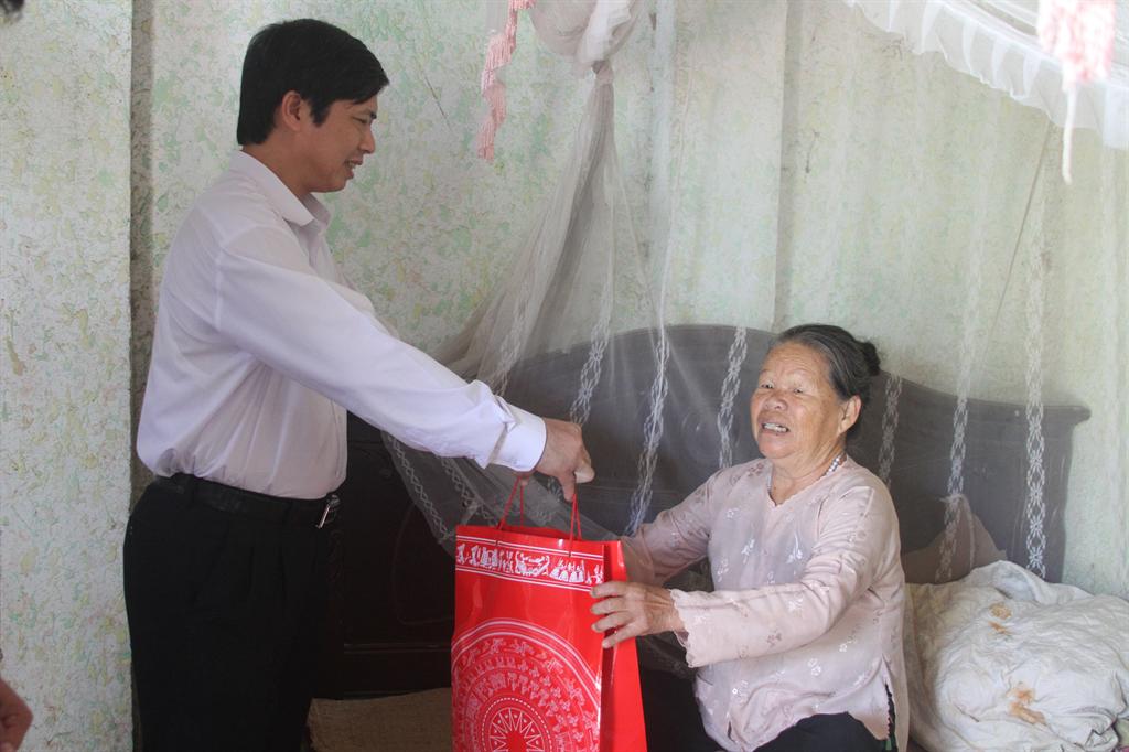 Đồng chí Bí thư Huyện ủy thăm và tặng quà gia đình liệt sỹ tại xã Nghĩa Trung