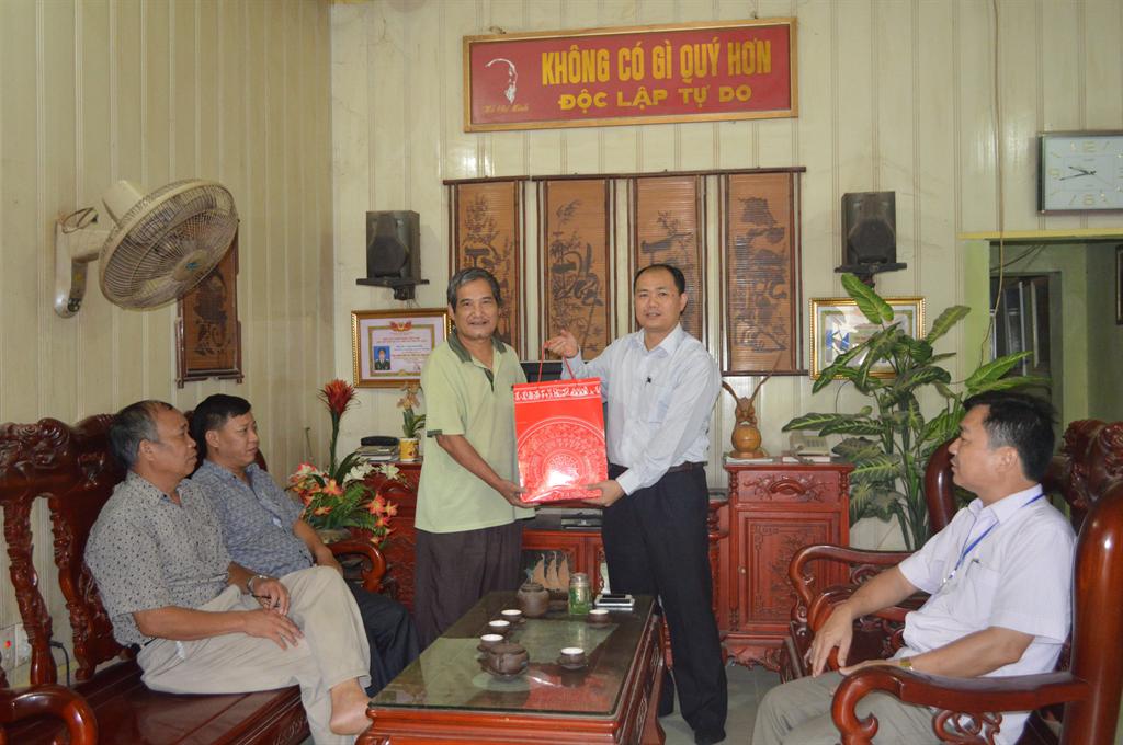 Đồng chí Nguyễn văn Phương – phó chủ tịch UBND huyện thăm tặng quà đối tượng chính sách ở thị...