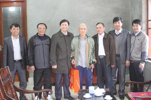 Đồng chí Nguyễn Văn Cảnh, Bí thư Huyện ủy thăm chúc tết  tại xã Bích Sơn