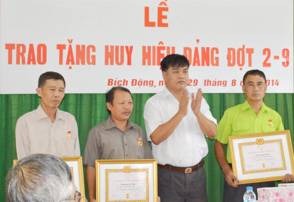 Việt Yên: Đảng bộ thị trấn Bích Động tổ chức trao huy hiệu đảng nhân dịp 2/9