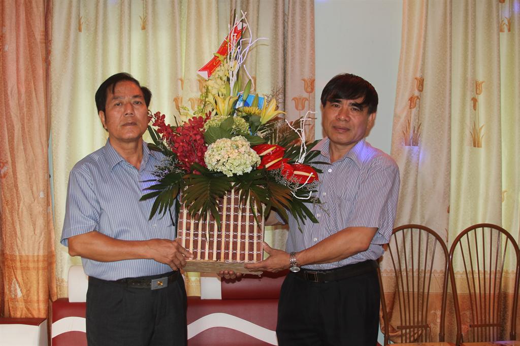 Việt Yên: Đồng chí Bí thư Huyện ủy chúc mừng các doanh nhân trên địa bàn huyện