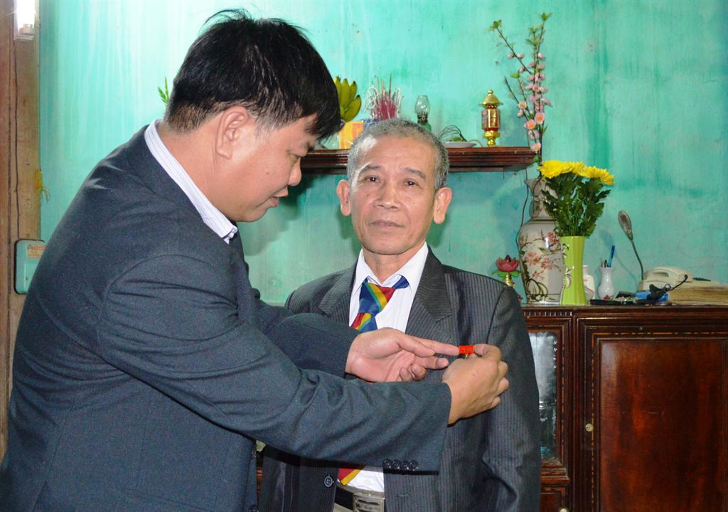 Việt Yên: Đảng ủy Thị trấn Bích Động tổ chức trao huy hiệu 40 năm tuổi đảng cho đồng chí Đoàn Thế...