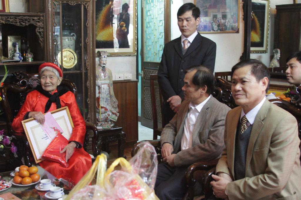Ông Dương Văn Trọng- Chủ tịch Hội người cao tuổi tỉnh thăm tặng quà hai cụ tròn 100 tổi của thị...