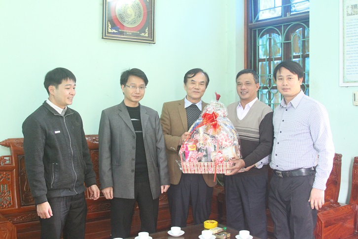 Đồng chí Nguyễn Văn Kiệm và các đồng chí đại diện lãnh đạo huyện chúc tết tại xã Quang Châu